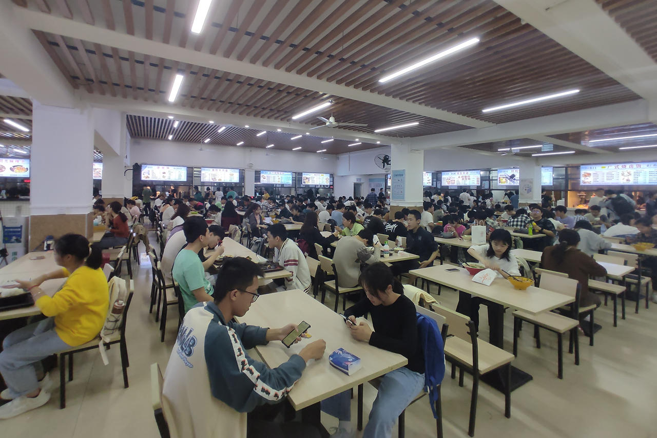 海南大学食堂实景图